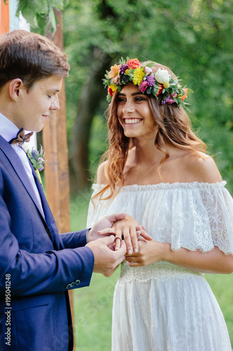 Rings on finger of groom an...