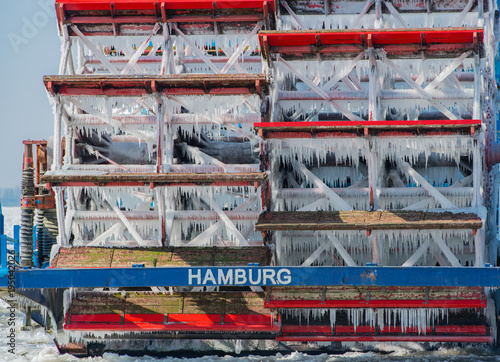 Schaufelradschiff ist in Hamburg vereist 