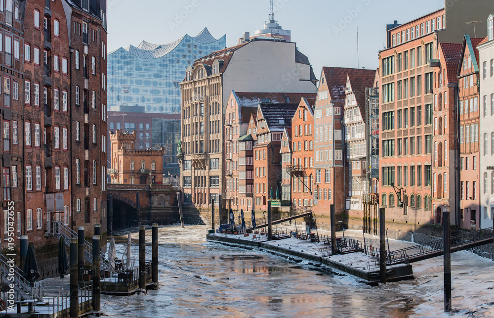 Die Elbphilharmonie sicht von der Holzbrücke in Hamburg