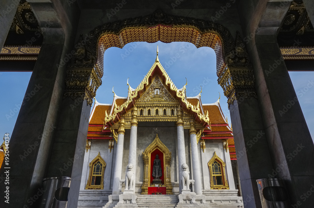 Le temple bouddhiste  Wat Benchama Bophit ( temple de marbre ) à Bangkok 