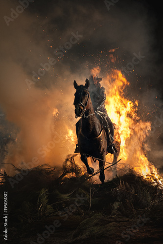 Caballos atravesando el fuego