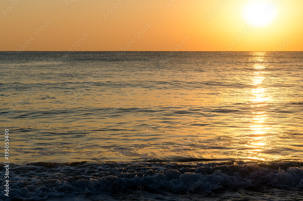 Obraz premium Seascape background of sunlight on the sea surface at sunrise