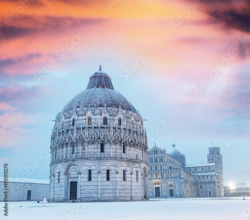 Fotografia Baptistery of Pisa after a winter snowfall at dusk