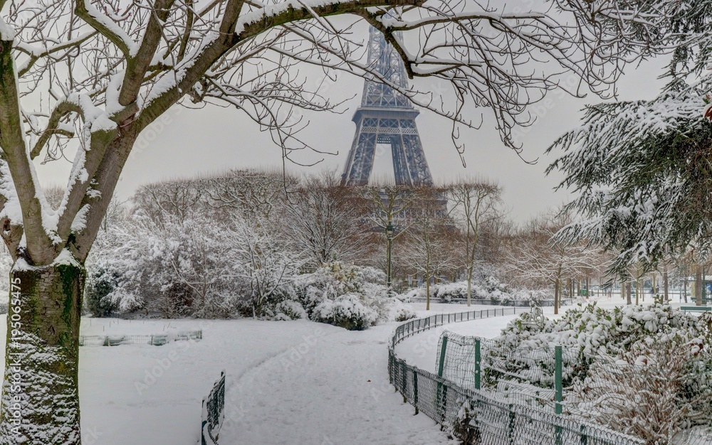 Paris en Hiver sous la neige