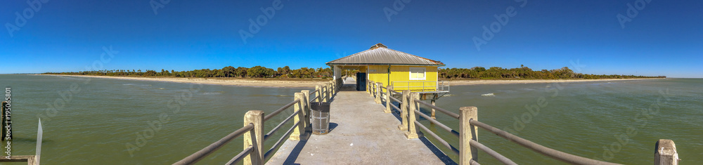 Obraz premium Pier in the Fort De Soto Park, Florida