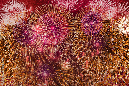 салют в ночном небе на праздник 