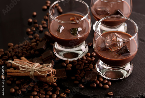 Bild auf Leinwand Chocolate, coffee liqueur in glass glasses with ice cubes