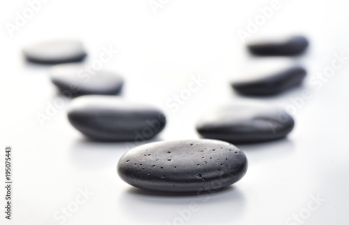 Massage stones. Czarne kamienie bazaltowe, układ perspektywiczny - rozchodzące się na boki