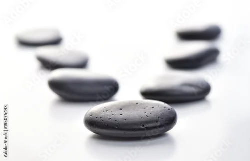 Obraz  z motywem Massage stones. Czarne kamienie bazaltowe, układ perspektywiczny - rozchodzące się na boki