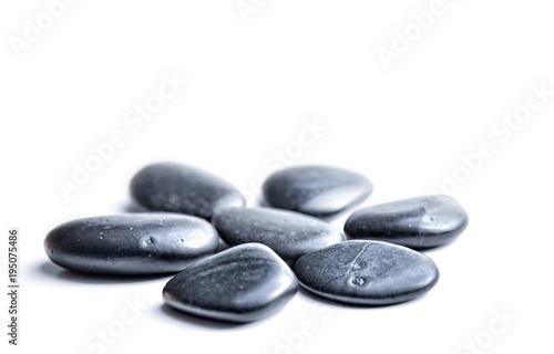 Massage stones. Czarne kamienie bazaltowe, układ w rozetce