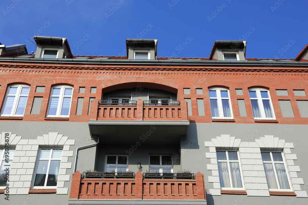 Piękny fragment budynku z balkonami, stara kamienica w Opolu. - obrazy, fototapety, plakaty 