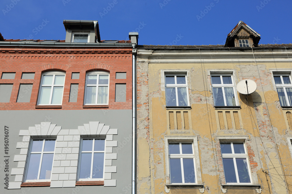 Fragment dwóch kamienic w Opolu, po renowacji i przed remontem. Fragment dwóch kamienic w Opolu, po renowacji i przed remontem.