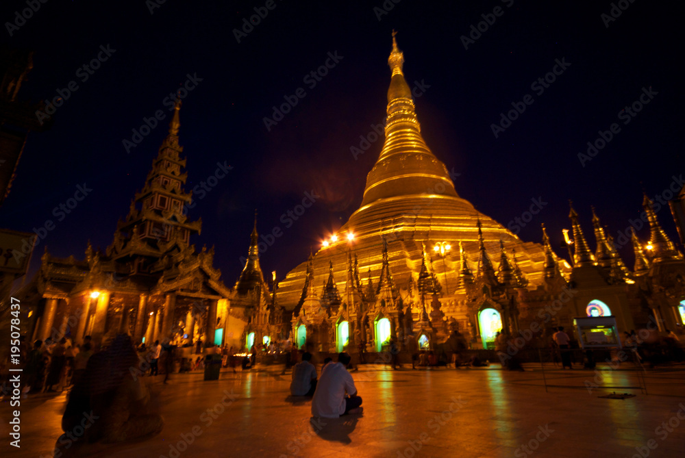 Obraz premium Shwedagon Pagoa in Rangoon Myanmar / Burma at night