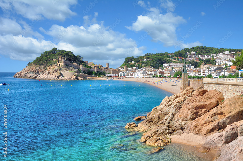 der beliebte Badeort Tossa de Mar an der Costa Brava,Katalonien ...