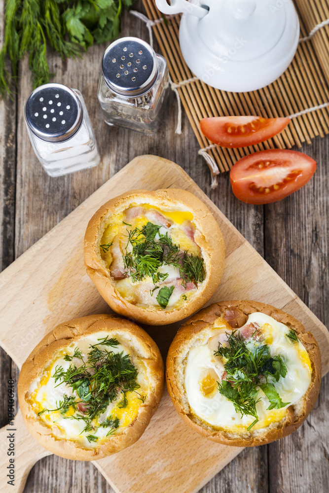 Scrambled eggs with cheese and bacon