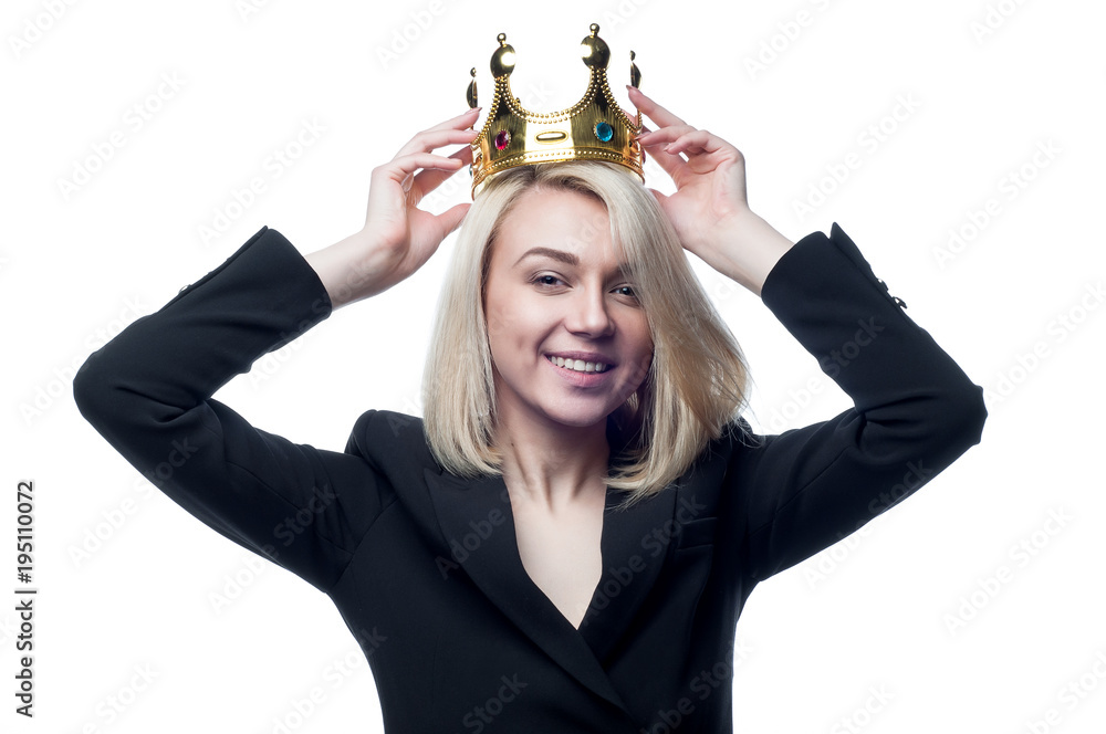 Девушка блондинка с короной на голове на белом фоне Stock Photo