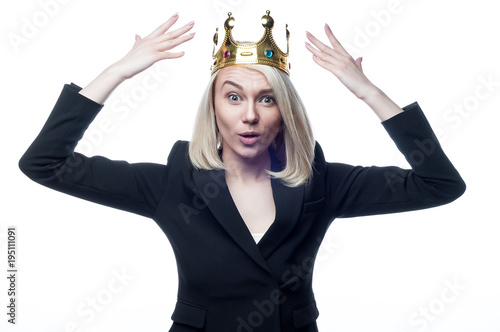 Девушка блондинка с короной на голове на белом фоне
