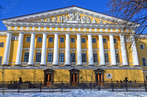 Здание Адмиралтейства 18 века в солнечный зимний день, Санкт-Петербург