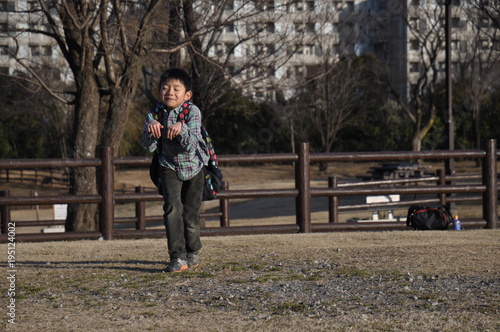 冬の公園で遊ぶ少年 小学生 アジア人 戸外遊び