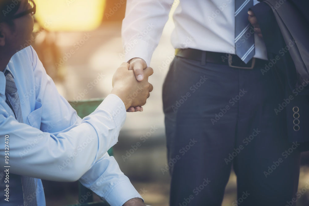 Fototapeta premium businessmen are handshake agree to join the business.Focus at hand