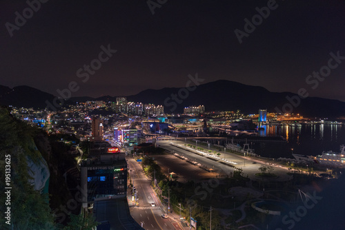 Nachtaufnahmen der Küstenstadt Yeosu, Südkorea
