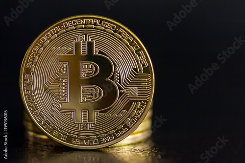 ein Foto von goldenen Bitcoins (virtuelles Geld, Kryptogeld oder Kryptowährung)