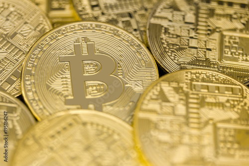 goldenen Bitcoins (virtuelles Geld, Kryptogeld oder Kryptowährung)