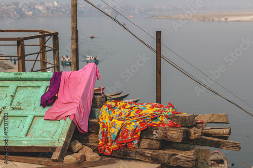 Telas tendidas sobre unas maderas en el río Ganges photo