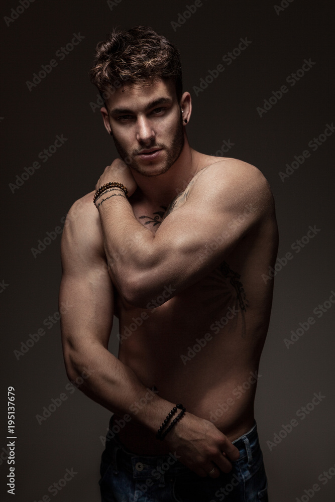 Fototapeta premium Modèle masculin à torse nu en studio