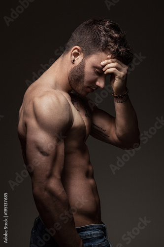 Modèle masculin à torse nu en studio