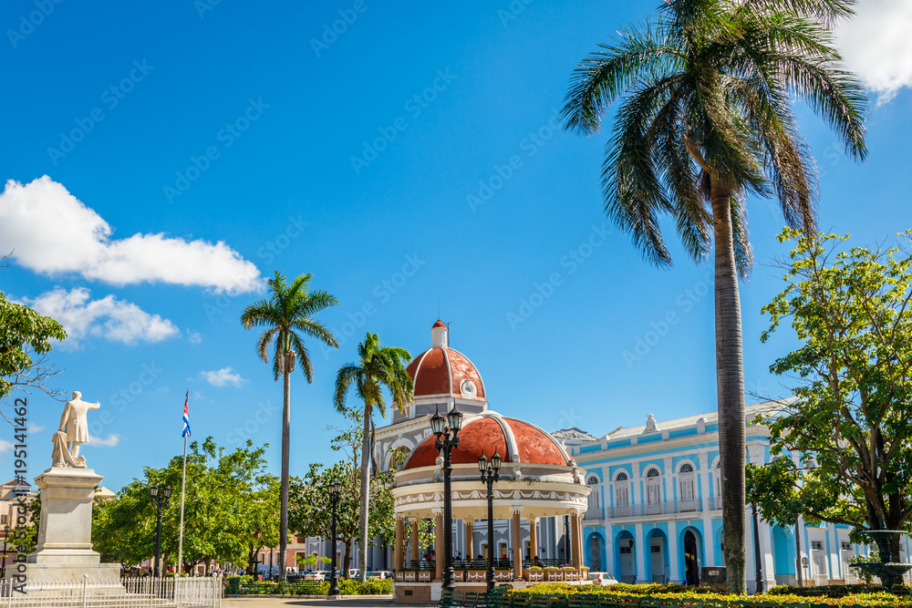 Φωτογραφία Cienfuegos Jose Marti central park with palms and historical buildings, Cienfueg