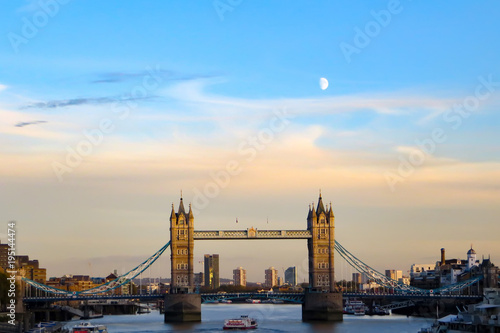 London  England Blick   ber Themse auf die Tower Bridge bei sonnigem Wetter zur goldenen Stunde mit Mond