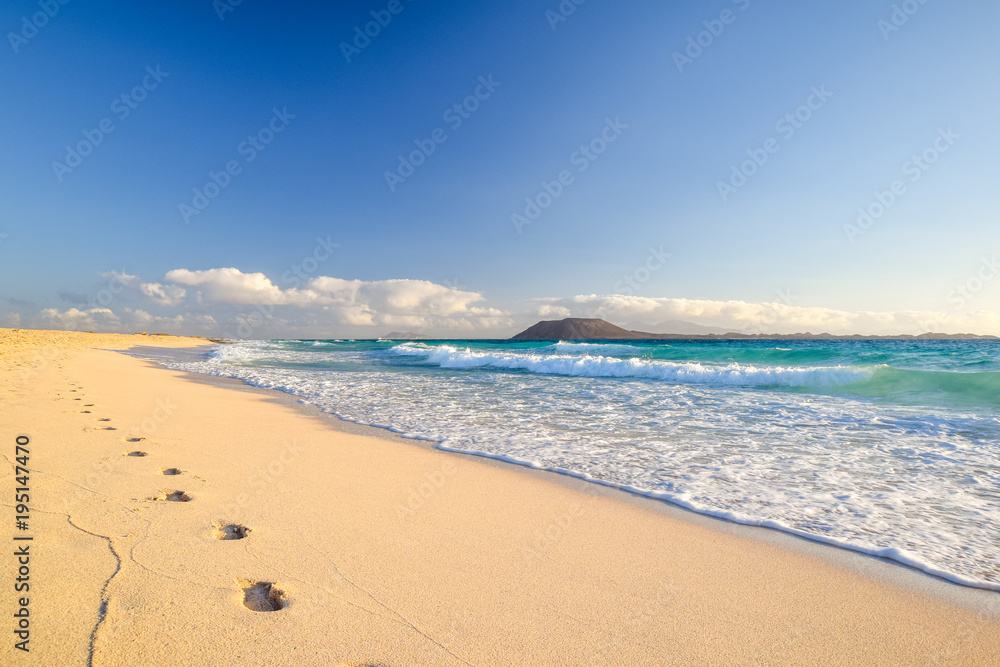 Fototapeta premium Poranek z widokiem na Lobos Lanzarote z Corralejo Beach na Fuerteventurze, Wyspy Kanaryjskie