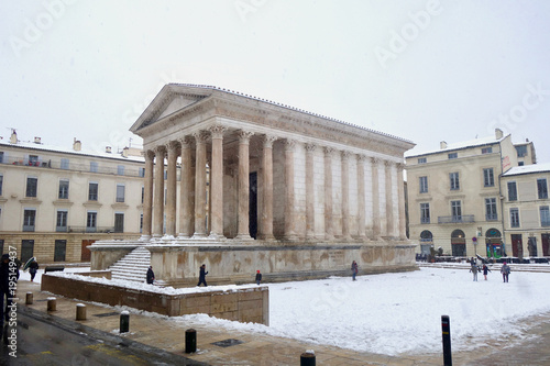 La Maison Carrée sous la neige