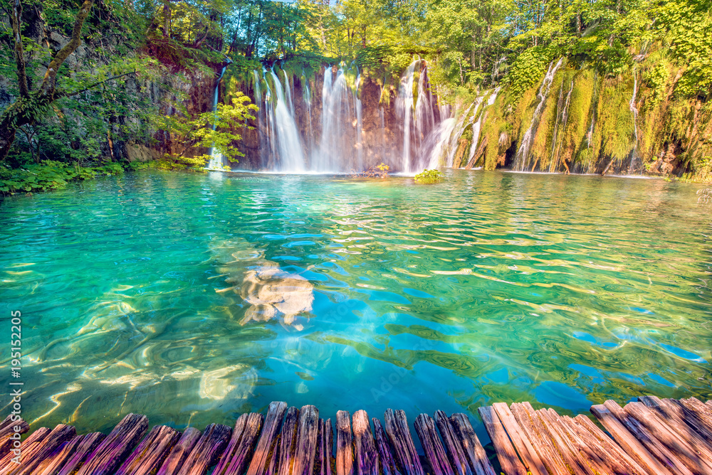 Fototapeta Niesamowicie piękny bajeczny magiczny krajobraz z wodospadem w Plitwicach w Chorwacji (medytacja harmonii, antystres - koncepcja)