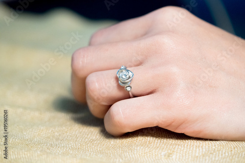 closeup the wedding beauty diamond ring on women ring finger
