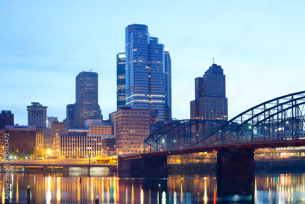 Smithfield Street Bridge over Monongahela River and downtown skyline, Pittsburgh, Pennsylvania, USA