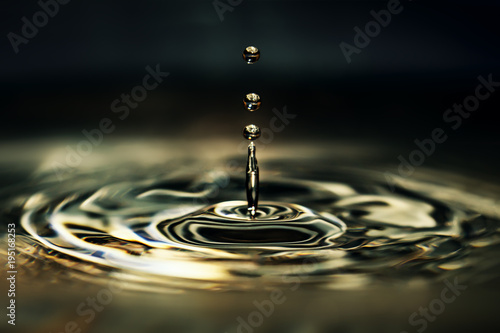 Konstfotografi Water drops on the water