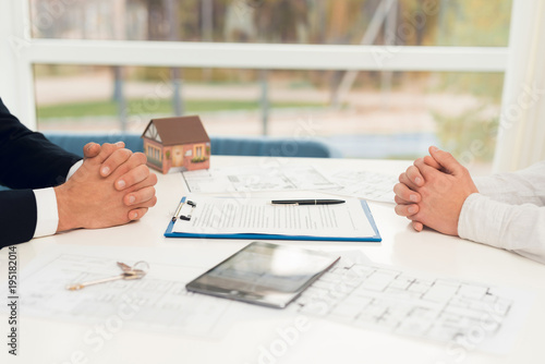 Slika na platnu Conclusion of a contract for purchase of draft with realtor