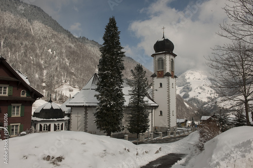 Kirche von Melchtal im Winter, Obwalden, Schweiz 