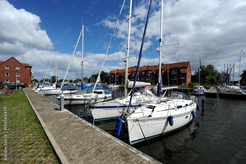 Fototapeta premium Schiffe in der Lagunenstadt Ueckermünde