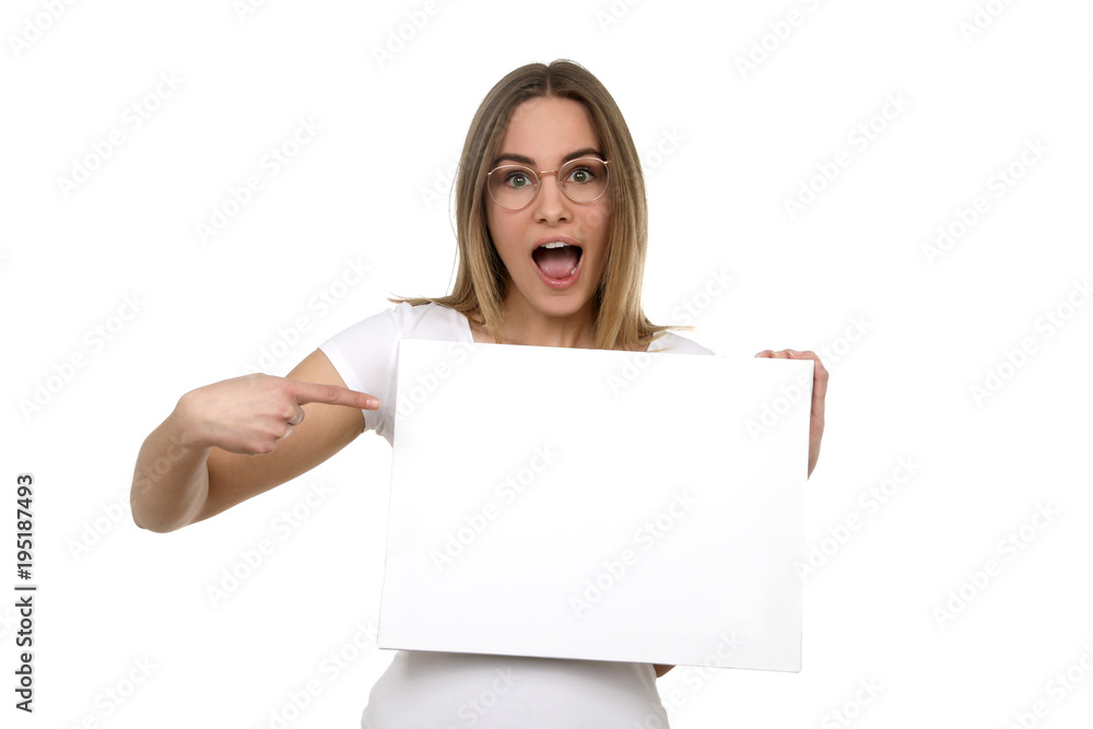 Hübsche blonde Frau mit Brille erstaunt zeigt auf eine leere Tafel in ihren Händen Hübsche blonde Frau mit Brille erstaunt zeigt auf eine leere Tafel in ihren Händen
