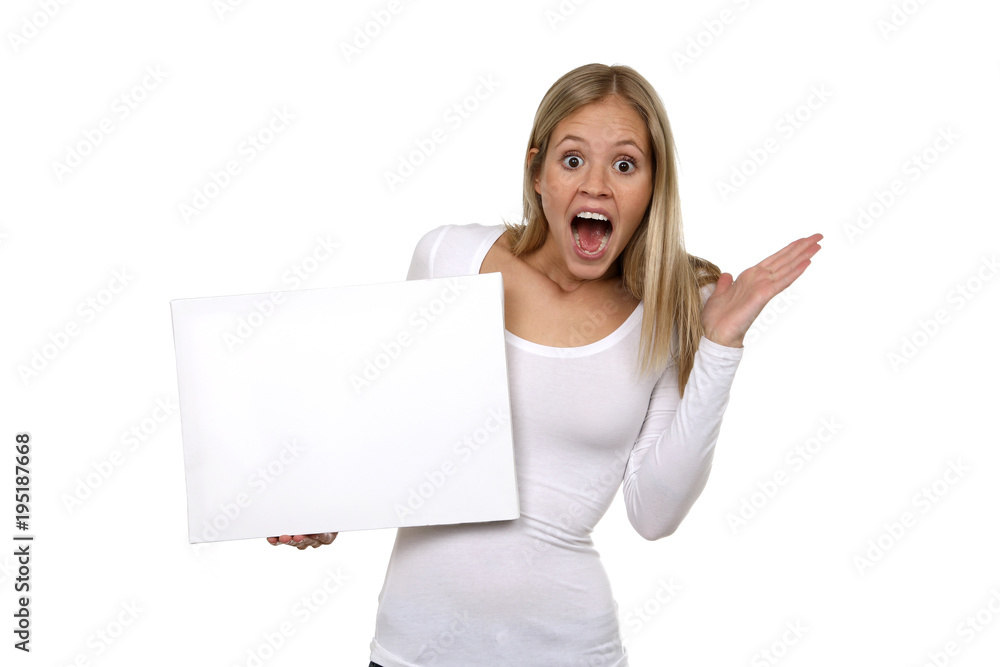 Hübsche blonde Frau begeistert hält eine weisse tafel in ihrer Hand Hübsche blonde Frau begeistert hält eine weisse tafel in ihrer Hand