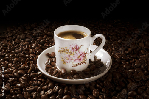 Xícara de café expresso classico grãos
