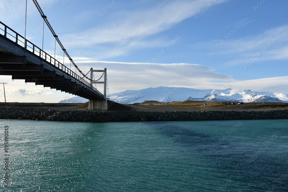 Naklejka premium Iceland Jokulsarlon glacier lake and Diamond beach Vatnajokull アイスランド ヴァトナヨークトル ヨークルスアゥルロゥン ヨークルサルロン氷河湖 ダイアモンドビーチ