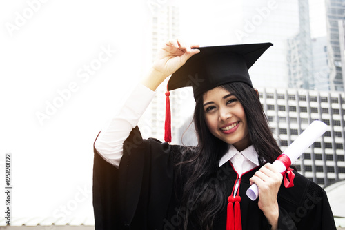 Quadro em tela Beautiful girl students are happy after graduation.
