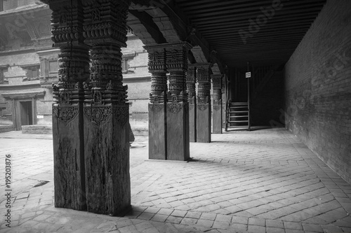 Les piliers en bois sculptés dans le quartier médiévale de durbar square à Katmandou
 photo