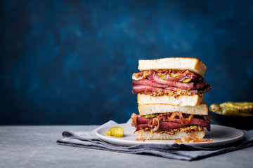 Sierkussen Snackbar Rosbief sandwich met augurken  © annapustynnikova