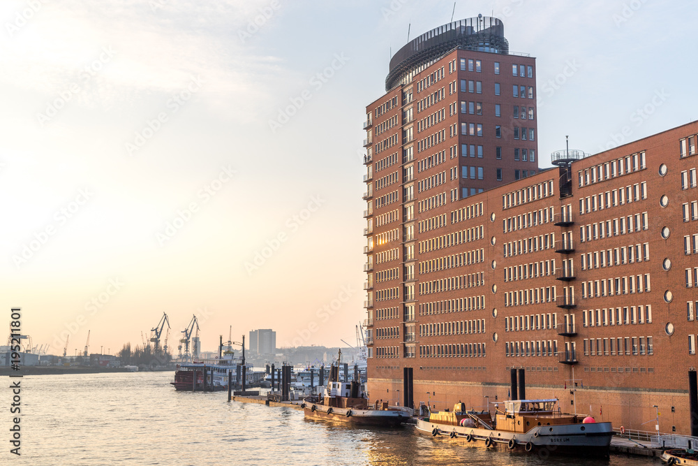 Naklejka premium Hamburger Hafen im Sonnenuntergang