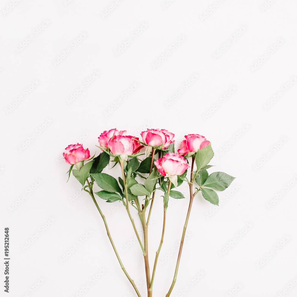 Obraz premium Red rose flowers bouquet. Flat lay, top view minimal spring floral header.